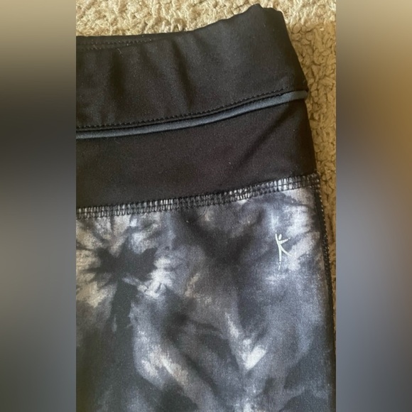 Danskin Leggings Size Medium Black Gray Tie Dye Fitted Cropped Capri Comfy Soft - Picture 2 of 7